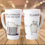 Tasse Latte Cute Funny Book Amoureux des chats Devis Nom du ve<br><div class="desc">Chats mignons et drôles avec livres cadeau personnalisé pour les vers de livres qui aiment les chats,  avec la citation personnalisable : "Facilement distrait par les chats et les livres".</div>