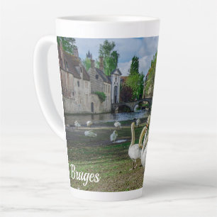 Tasse Latte Cygnes blancs dans le centre de Bruges