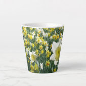 Tasse Latte Daffodiles Fleurs de printemps Champ Blanc Latte M (Devant)