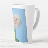 Tasse Latte Dahlia pompom sur fond bleu (Angle droit)