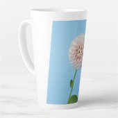 Tasse Latte Dahlia pompom sur fond bleu (Angle gauche)