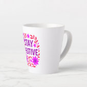 Tasse Latte Demeurez un devis de motivation florale positif (Angle droit)