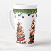 Tasse Latte Des arbres topiaires de Noël fantaisistes (Angle gauche)