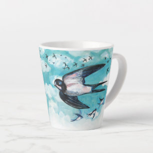 Tasse Latte Des hirondelles volent au-dessus du ciel bleu nuag