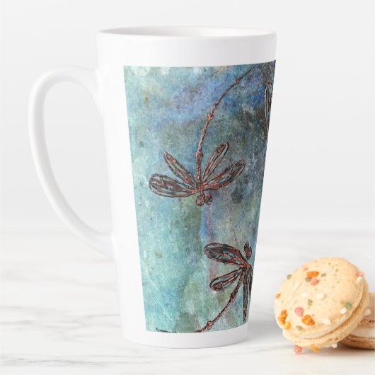 Tasse Latte Des libellules pointues en bronze sur un ciel magi (En situation)