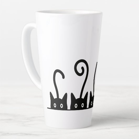 Tasse Latte Dessin de la ligne droite. Trois chatons. Journée  (Angle gauche)