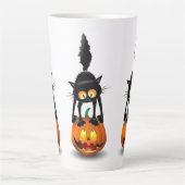 Tasse Latte Dessin d'Halloween au chat effrayé sur Citrouille (Devant)