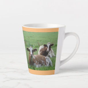 Tasse Latte Deux Vaches Blancs-Brown Mignonnes. Musique en lat