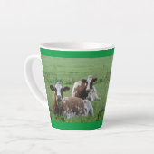 Tasse Latte Deux Vaches Blancs-Brown Mignonnes. Musique verte  (Angle gauche)
