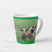 Tasse Latte Deux Vaches Blancs-Brown Mignonnes. Musique verte  (Angle droit)