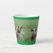 Tasse Latte Deux Vaches Blancs-Brown Mignonnes. Musique verte  (Devant)