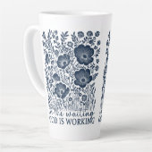 Tasse Latte Dieu travaille dans l'attente Blue Floral Christia (Angle gauche)