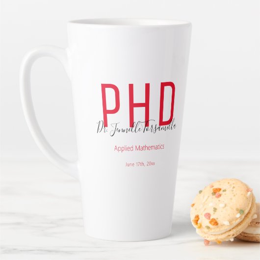 Tasse Latte Diplômé Keepsaké rouge Noir Nom Diplôme PhD (En situation)