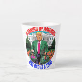 TASSE LATTE DONALD TRUMP-NETTOYAGE DE L'AMÉRIQUE UN SAC À LA F (Devant)