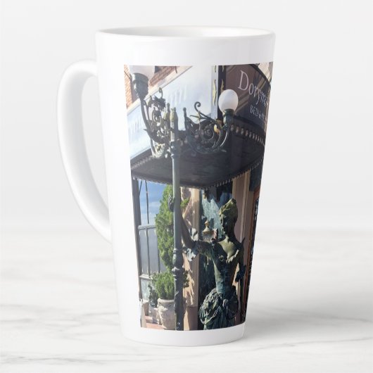 Tasse Latte Doryman's Inn, Newport Beach, Californie (Angle gauche)