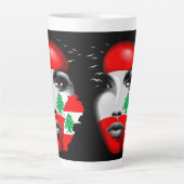 Tasse Latte Drapeau et carte du Liban sur le visage de la fill (Devant)