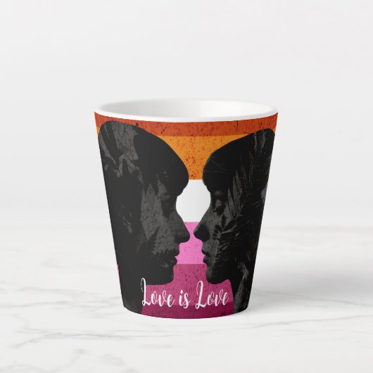 Tasse Latte Drapeau lesbien avec deux silhouettes de femme (Devant)