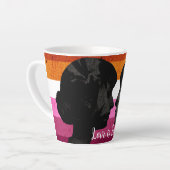 Tasse Latte Drapeau lesbien avec deux silhouettes de femme (Angle gauche)