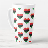 Tasse Latte drapeau panafricain cœur histoire noire afro-améri (Angle gauche)