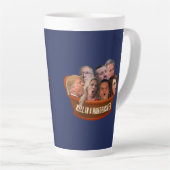 Tasse Latte Drôle les républicains de MAGA enfourchent dans un (Angle droit)
