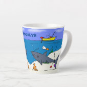 Tasse Latte Drôle requin couché et dessin animé de pêche (Angle droit)