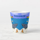 Tasse Latte Drôle requin couché et dessin animé de pêche (Devant)