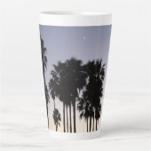 Tasse Latte Dusk avec palmiers Scène tropicale (Devant)
