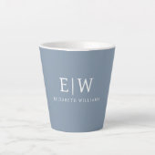 Tasse Latte Dusty Blue minimaliste moderne Monogramme élégant (Devant)