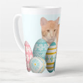 Tasse Latte Easter Kitten Photo with Painted Eggs (Angle gauche)
