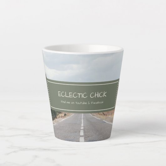Tasse Latte Eclectique Chick Find Me on YouTube & Facebook Log (Devant)