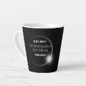 Tasse Latte Éclipse solaire double date 2024 et 2017 (Angle gauche)