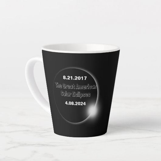 Tasse Latte Éclipse solaire double date 2024 et 2017 (Angle gauche)