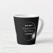 Tasse Latte Éclipse solaire double date 2024 et 2017 (Angle droit)