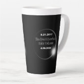 Tasse Latte Éclipse solaire double datée 2024 & 2017 (Angle droit)