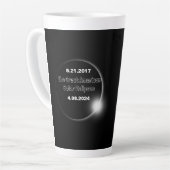 Tasse Latte Éclipse solaire double datée 2024 & 2017 (Angle gauche)