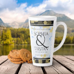 Tasse Latte Élégant 18ème anniversaire de Mariage de porcelain<br><div class="desc">Célébrez le 18e anniversaire du mariage avec cette tasse en latte commémorative. Une élégante lettrage noir serif avec des confettis hexagonaux dorés sur un arrière - plan marbré blanc et porcelaine bleu bordée de barres noires apporte une touche inoubliable pour cette occasion spéciale et cette étape importante. Customisez avec les...</div>