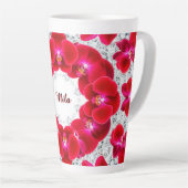 Tasse Latte Élégant arrangement d'orchidées rouges (Angle droit)