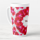 Tasse Latte Élégant arrangement d'orchidées rouges (Angle gauche)