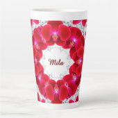 Tasse Latte Élégant arrangement d'orchidées rouges (Devant)