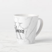Tasse Latte Élégant marbre blanc pierre personnalisée monogram (Angle droit)