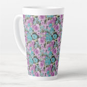 Tasse Latte Elégant motif floral rose pourpre fond noir (Angle gauche)