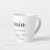 Tasse Latte Élégant noir et blanc Script Cousin Définition (Angle droit)