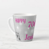 Tasse Latte Élégant rose brillant 70e anniversaire (Angle gauche)
