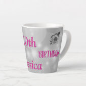 Tasse Latte Élégant rose brillant 70e anniversaire (Angle droit)