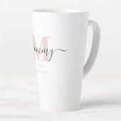 Tasse Latte Élégant script maman Monogramme rose subtil (Angle droit)