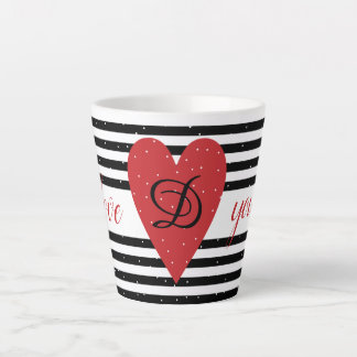 Tasse Latte Élégantes rayures noir et blanc et coeur rouge