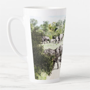 Tasse Latte Eléphants Africains Traversant La Route