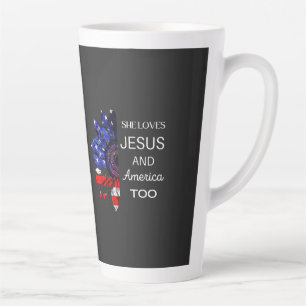 Tasse Latte Elle aime Jésus et l'Amérique aussi