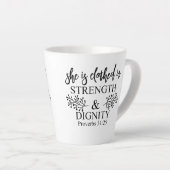 Tasse Latte Elle Est Vêtue De La Force Et De La Dignité Prover (Angle droit)