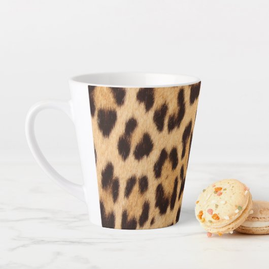 Tasse Latte empreinte de léopard animal sauvage chic (En situation)